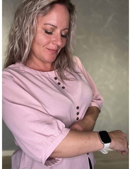 Nærbillede af kontrastknapper på rosa polyesterbluse – TIPPY