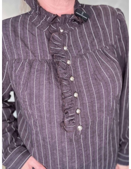Nærbillede af flæser på polyester skjortebluse – TIPPY