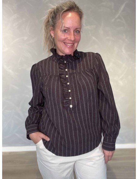Brun stribet skjortebluse i polyester og nylon med flæser – Design by TIPPY