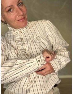 Råhvid stribet skjortebluse i polyester og nylon med flæser – Design by TIPPY 2