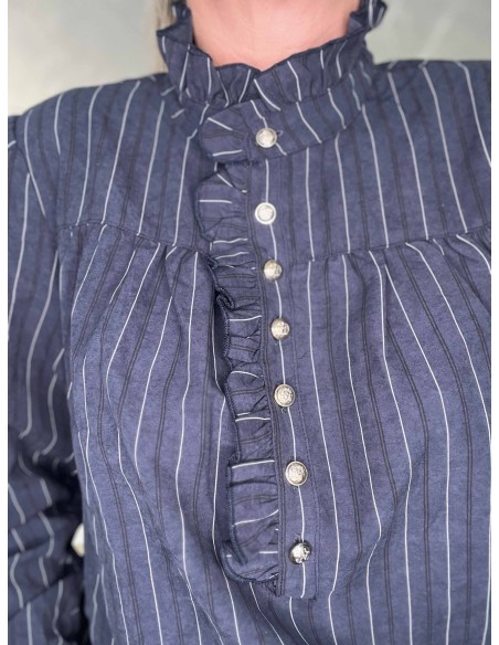 Nærbillede af flæser på polyester skjortebluse – TIPPY