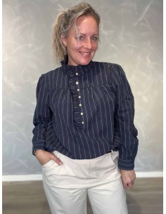 Navy stribet skjortebluse i polyester og nylon med flæser – Design by TIPPY