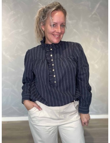 Navy stribet skjortebluse i polyester og nylon med flæser – Design by TIPPY