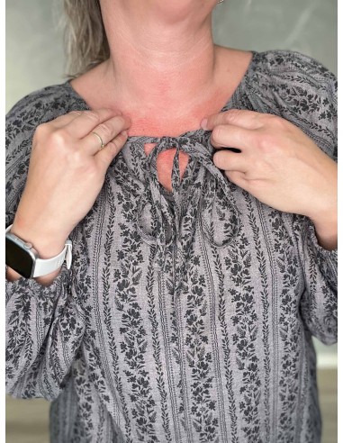 Nærbillede af bindebånd på grå bluse i polyester og viskose – TIPPY