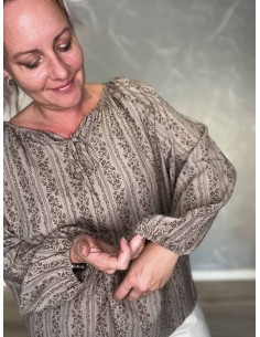 Taupe bluse i polyester og viskose med bindebånd – Design by TIPPY 2