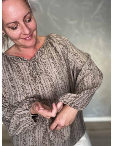 Blomsterranker og elastikærme på taupe bluse – TIPPY