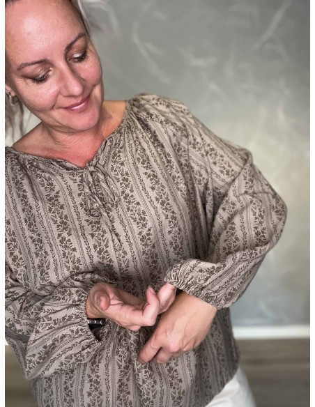 Blomsterranker og elastikærme på taupe bluse – TIPPY