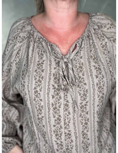 Nærbillede af bindebånd på taupe bluse i polyester og viskose – TIPPY
