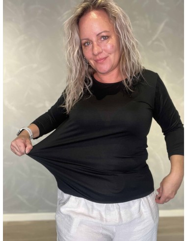 Nærbillede af strækbart materiale på sort viskose T-shirt – TIPPY