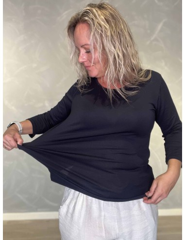 Nærbillede af strækbart materiale på navy viskose T-shirt – TIPPY