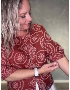 Bordeaux bluse i polyester og elastan med ornamentprint og knapper – Design by TIPPY 2