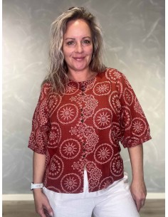 Bordeaux bluse i polyester og elastan med ornamentprint og knapper – Design by TIPPY
