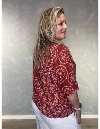 Bagside af bordeaux bluse med ornamentprint – TIPPY