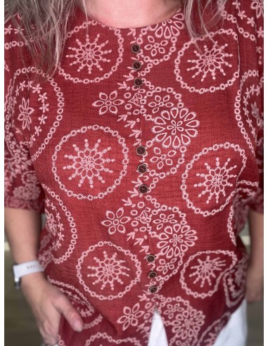 Tre sæt knapper på bordeaux bluse med ornamentprint – TIPPY