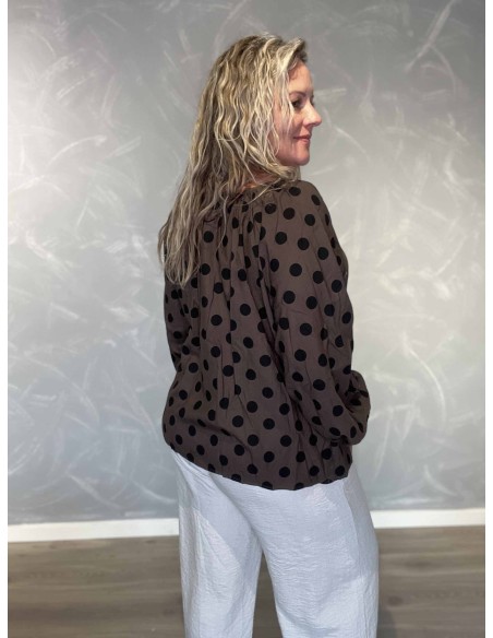 Bagside af brun prikket bluse til kvinder – TIPPY