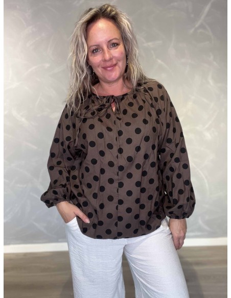 Brun bluse i polyester og viskose med sorte prikker og sløjfe – Design by TIPPY