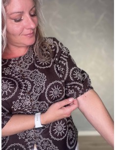 Brun bluse i polyester og elastan med ornamentprint og knapper – Design by TIPPY 2