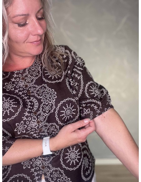 Nærbillede af paisley-inspireret print på brun bluse – TIPPY