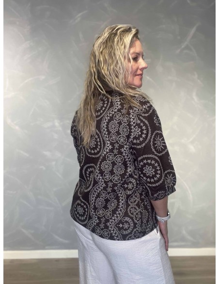 Bagside af brun bluse med ornamentprint – TIPPY