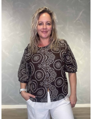 Brun bluse i polyester og elastan med ornamentprint og knapper – Design by TIPPY