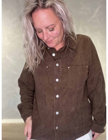 Nærbillede af ribbet fløjl på brun polyester skjorte – TIPPY