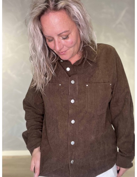Nærbillede af ribbet fløjl på brun polyester skjorte – TIPPY