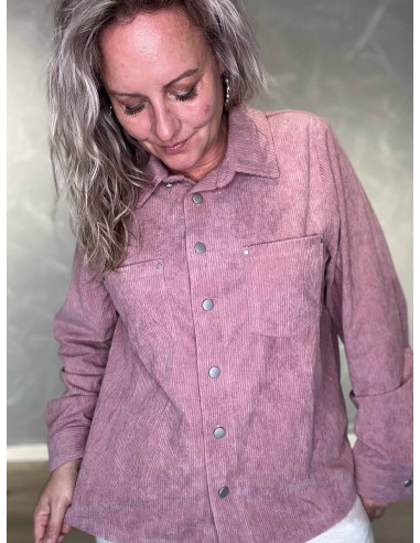 Nærbillede af ribbet fløjl på rosa polyester skjorte – TIPPY