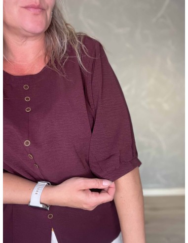 Bordeaux bluse med tre sæt knapper | TIPPY
