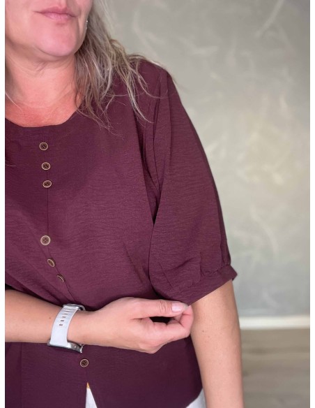 Bordeaux bluse med tre sæt knapper | TIPPY