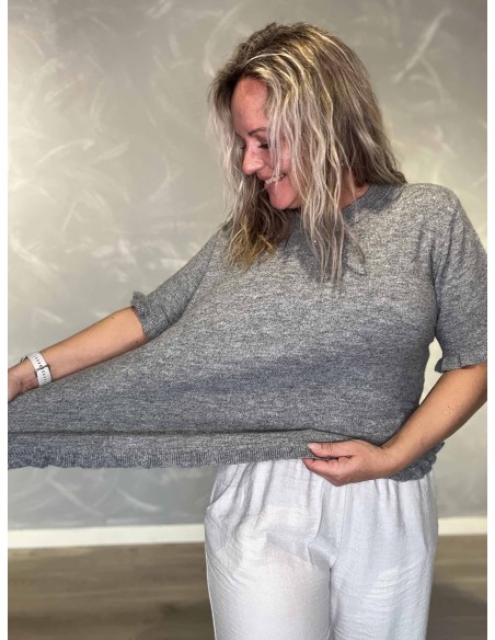 Nærbillede af stræk på grå strikbluse i genanvendt polyester – TIPPY