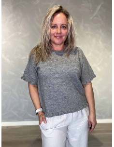 Grå strikbluse i genanvendt polyesterblanding med bølgekant – Design by TIPPY