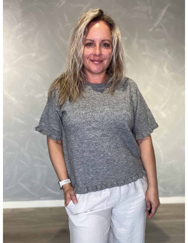 Grå strikbluse i genanvendt polyesterblanding med bølgekant – Design by TIPPY