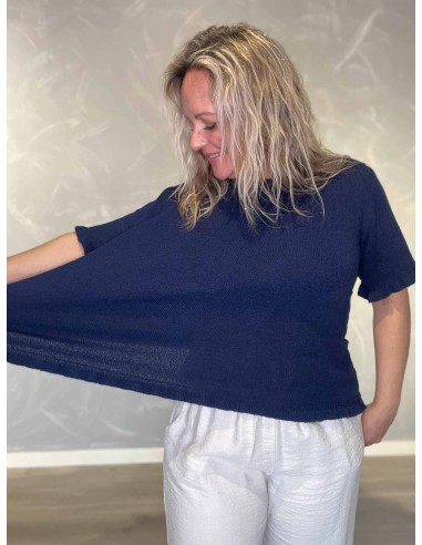 Nærbillede af stræk på navy strikbluse i genanvendt polyester – TIPPY