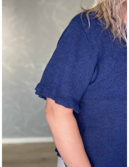 Bølgekant ved ærmer og nederkant på navy strikbluse – TIPPY