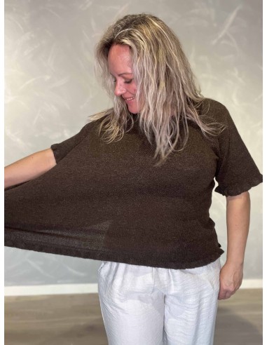 Nærbillede af stræk på brun strikbluse i genanvendt polyester – TIPPY