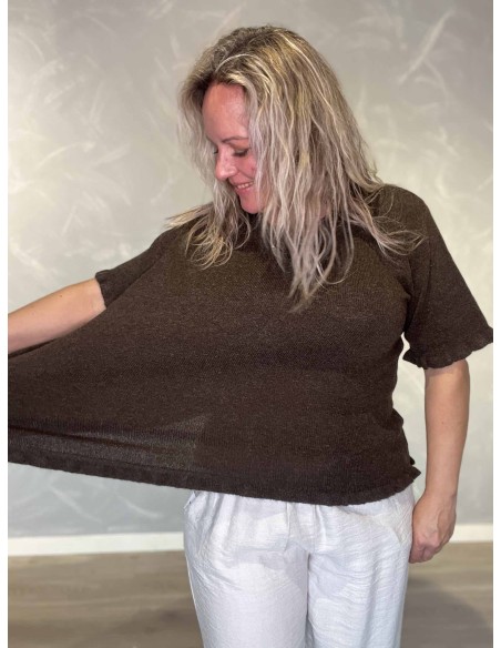 Nærbillede af stræk på brun strikbluse i genanvendt polyester – TIPPY