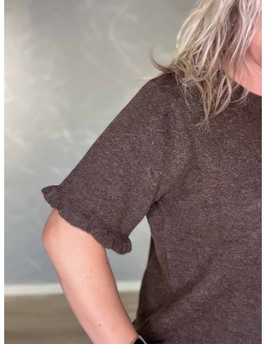 Bølgekant ved ærmer og nederkant på brun strikbluse – TIPPY