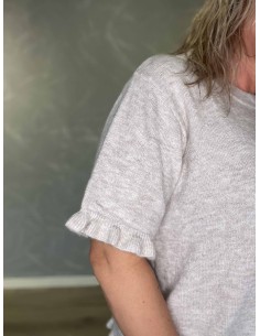 Beige strikbluse i genanvendt polyesterblanding med bølgekant – Design by TIPPY 2