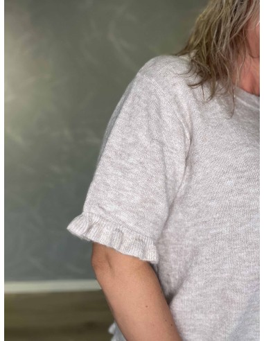Bølgekant ved ærmer og nederkant på beige strikbluse – TIPPY