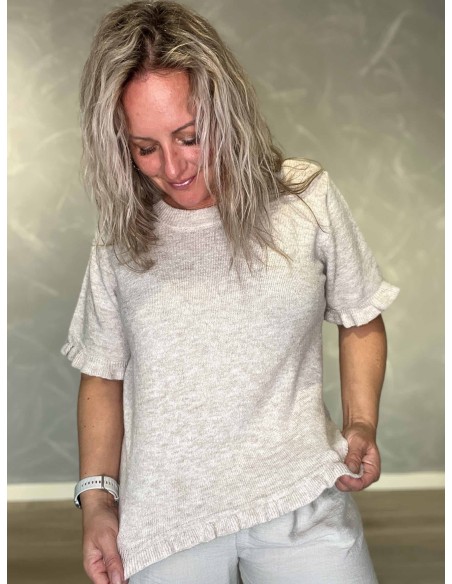 Bølgekant ved ærmer og nederkant på beige strikbluse – TIPPY
