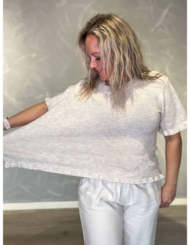Nærbillede af stræk på beige strikbluse i genanvendt polyester – TIPPY