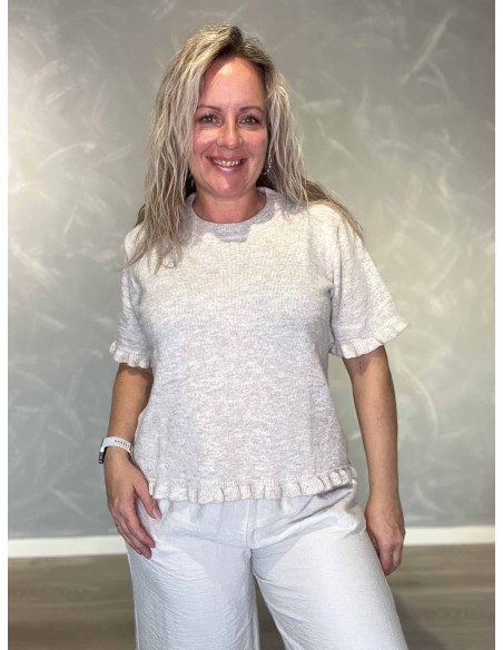 Beige strikbluse i genanvendt polyesterblanding med bølgekant – Design by TIPPY