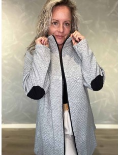 Grå quiltet jakke i polyester med sorte albuelapper – Design by TIPPY 2