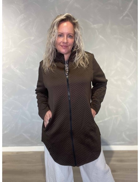 “Brun quiltet jakke i polyester med sorte albuelapper – Design by TIPPY
