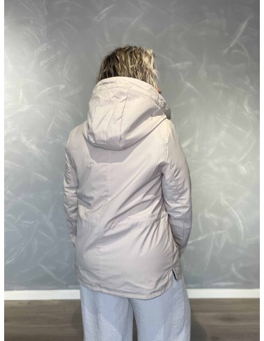 Bagside af sort og sand vendbar jakke til kvinder – TIPPY”