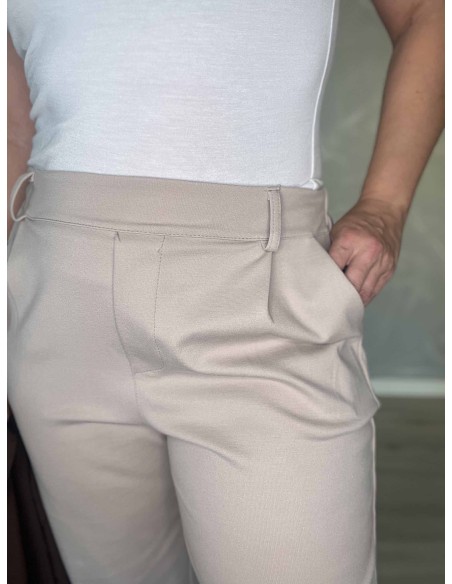Nærbillede af stretchmateriale på beige blazerbukser – TIPPY