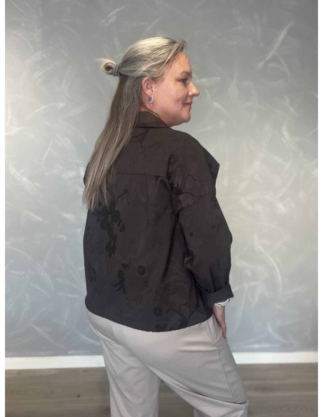 Bagside af brun blomstret utilityjakke til kvinder – TIPPY