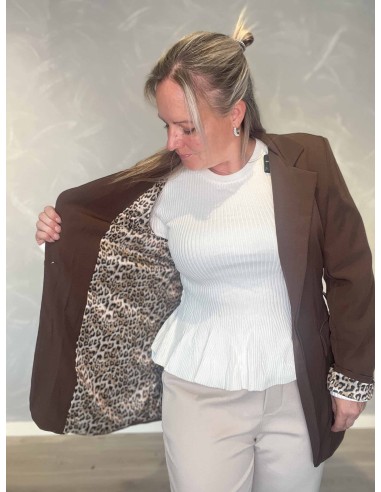 Leopardfoer og leopardprintede manchetter på brun blazer – TIPPY