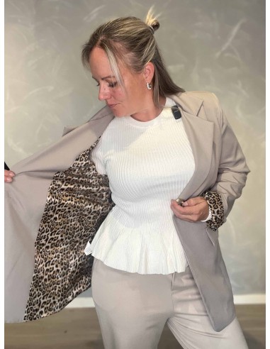Leopardfoer og leopardprintede manchetter på beige blazer – TIPPY
