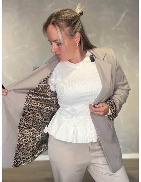 Leopardfoer og leopardprintede manchetter på beige blazer – TIPPY